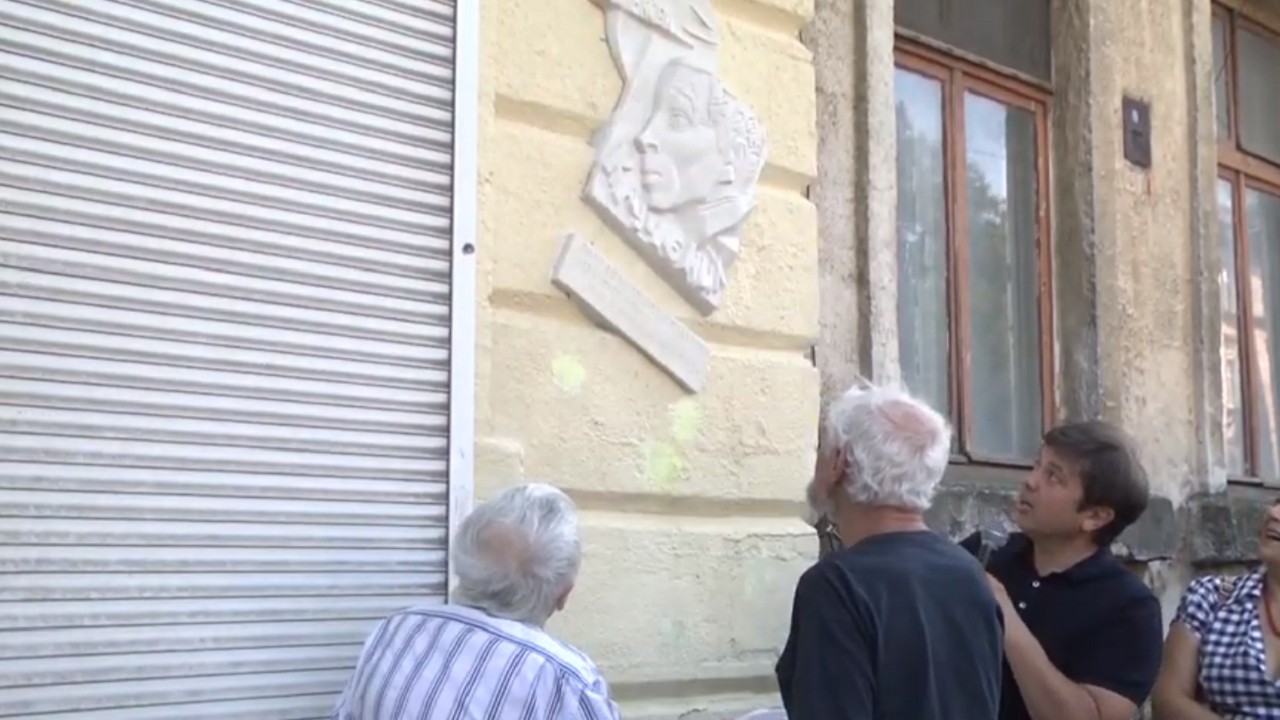 В Одесі відкрили меморіальну дошку поету-авангардисту Олексію Кручених