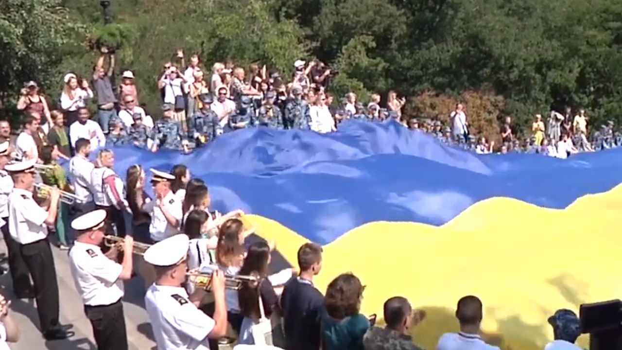 На Потьомкінських  сходах в Одесі  розгорнули двадцятивосьмиметровий прапор України