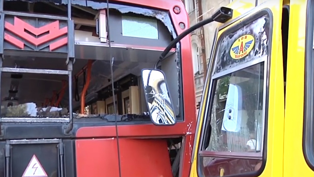 В Одесі трапилось зіткнення маршрутного автобусу та тролейбусу