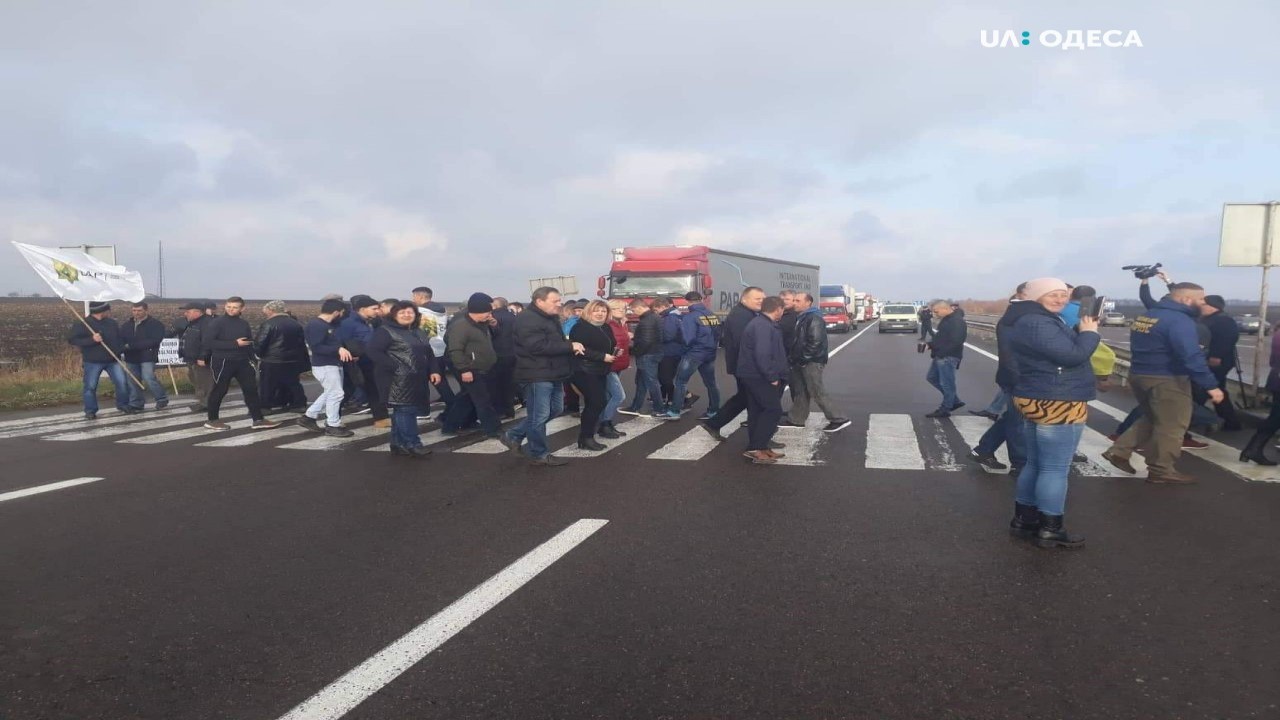 400 людей взяли участь в акції «Ні розпродажу України» на ділянці траси 