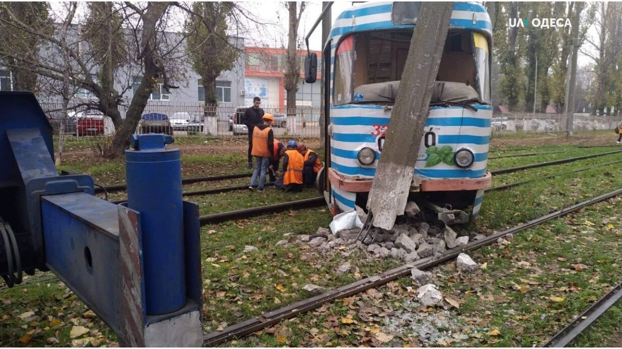 В Одесі трамвай зійшов з рейок: одна пасажирка отримала травми