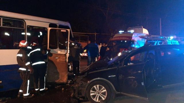 В Одеській області легковик зіштовхнувся з маршруткою: восьмеро людей травмовано