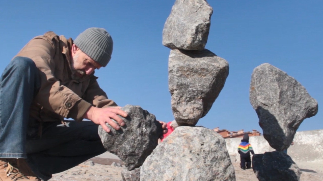 Одесит Володимир Яценко створює піраміди із каміння