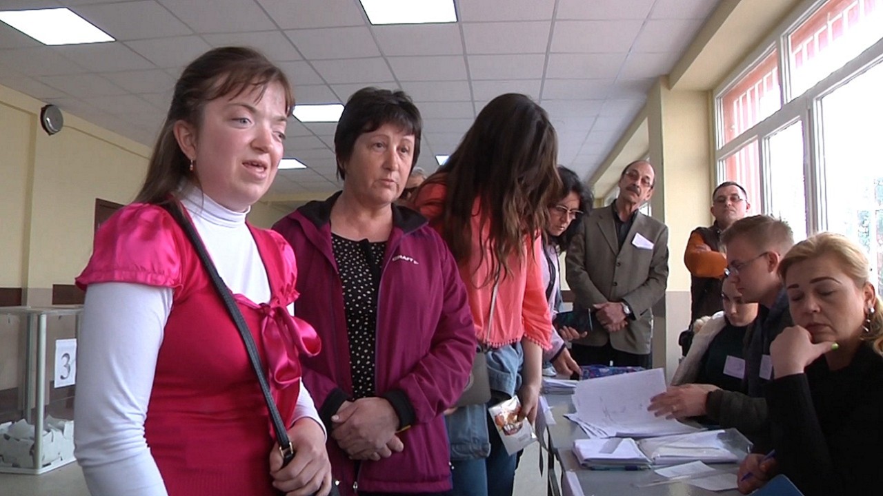 На одній з виборчих дільниць Одеси виборець з вадами зору не змогла проголосувати